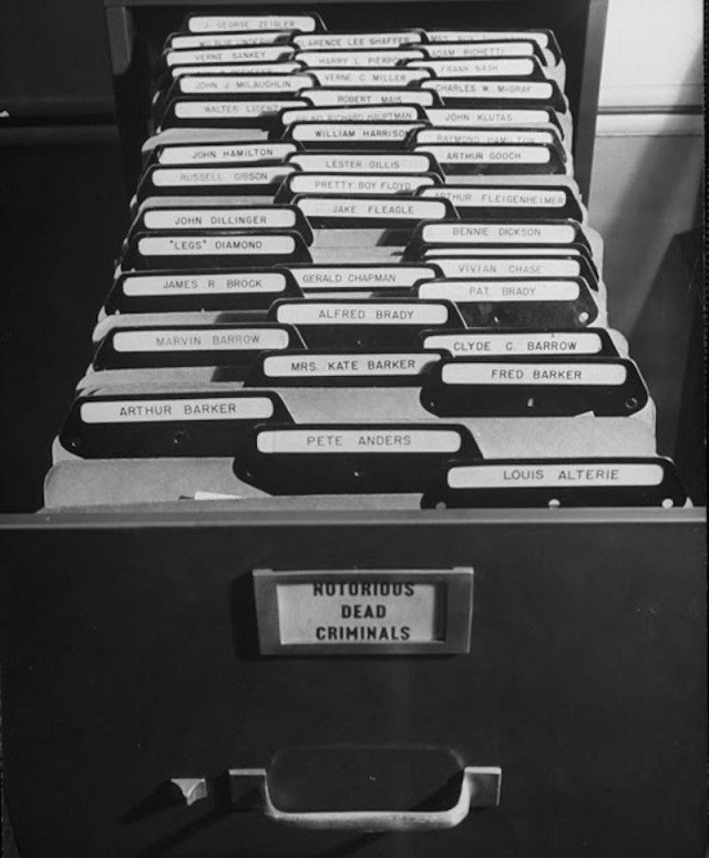 Картотека отпечатков пальцев ФБР двадцатого века (10 фото)