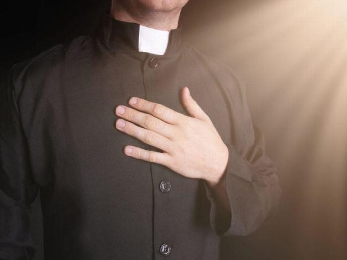 Зачем католическим священникам белый воротничок (4 фото)