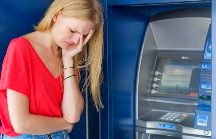 Хитрости жизни: что делать, если банкомат не возвращает карту (4 фото)