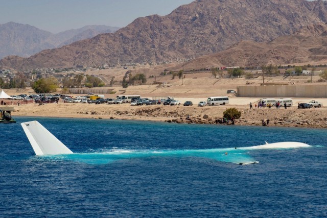 В Иордании ради дайверов затопили самолёт (17 фото)