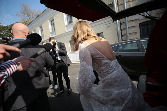 Собчак и Богомолов поженились, а из ЗАГСа уехали на катафалке (4 фото)