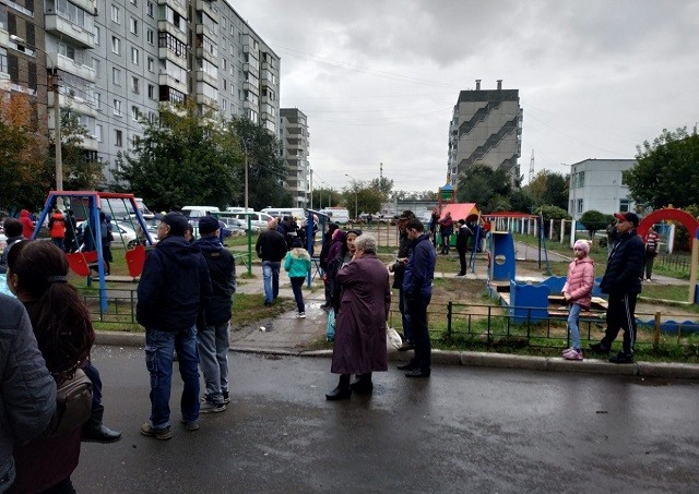 Хотел прочистить мусоропровод и чуть не взорвал весь дом (9 фото)