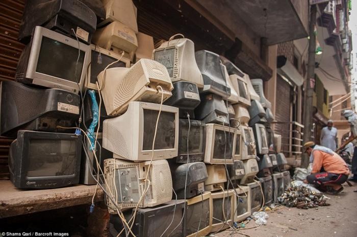 Жизнь на индийском кладбище компьютеров (14 фото)