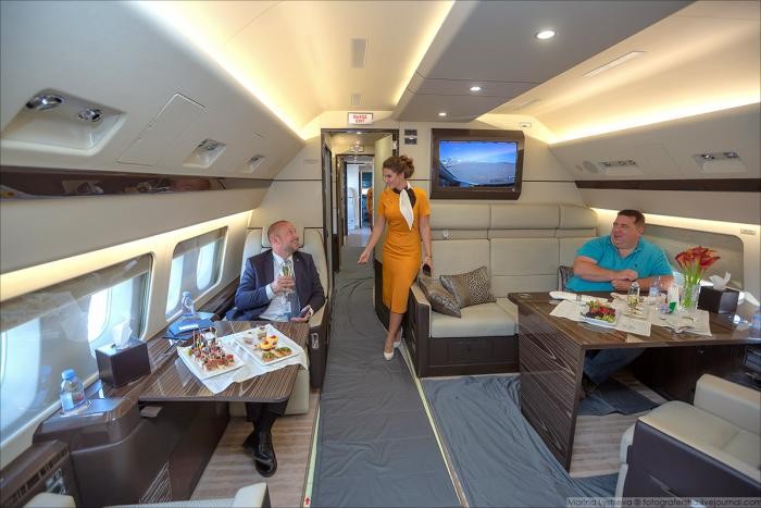 Блогеров пустили в личный самолет главы Минпромторга (21 фото)