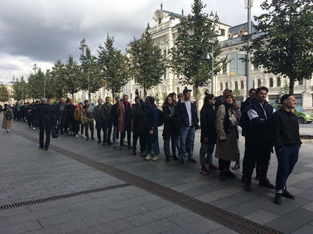 Рядом с администрацией президента в Москве начались пикеты (5 фото)