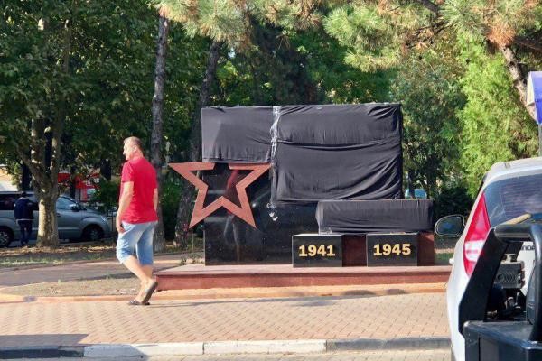 В Туапсе установили безграмотный памятник городам-героям ВОВ (2 фото)