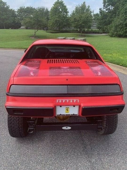 Старенький Pontiac превратили в Ferrari (5 фото)