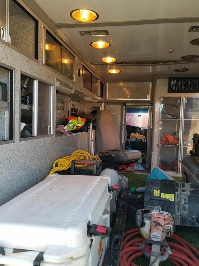 Американец переделал старую машину скорой помощи в жилище (19 фото)