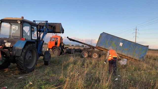 Огромная "алкогольная свалка" под Петербургом (11 фото)