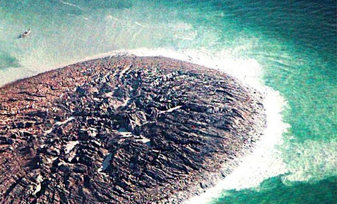 Новый остров в центре океана (3 фото)
