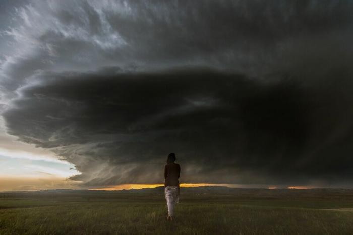 Женщину фотографируют на фоне торнадо (13 фото)