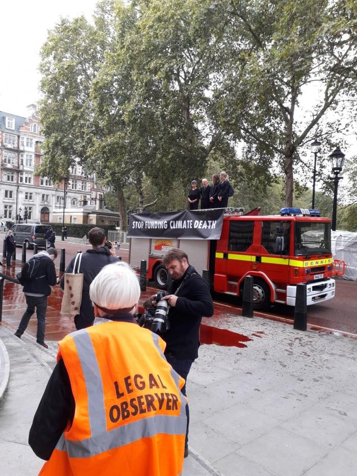 Экоактивисты хотели облить кровью казначейство в Лондоне (6 фото)