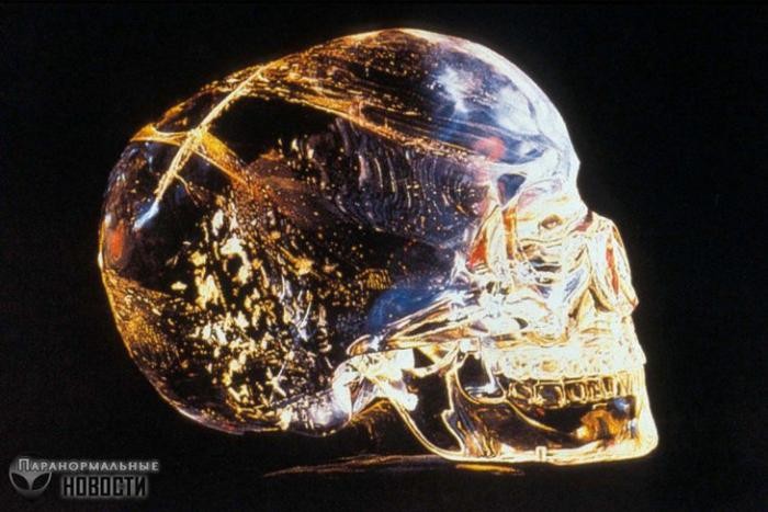 История самого таинственного хрустального черепа (4 фото)