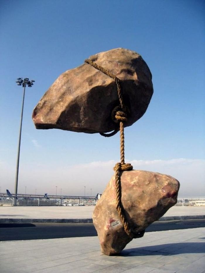 Скульптуры, которые бросают вызов гравитации (20 фото)