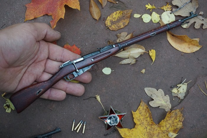 Мужчина сделал легендарную винтовку Мосина в миниатюре (18 фото)