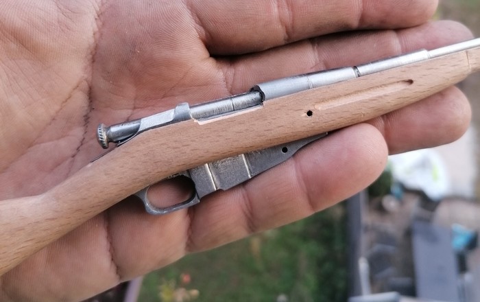 Мужчина сделал легендарную винтовку Мосина в миниатюре (18 фото)