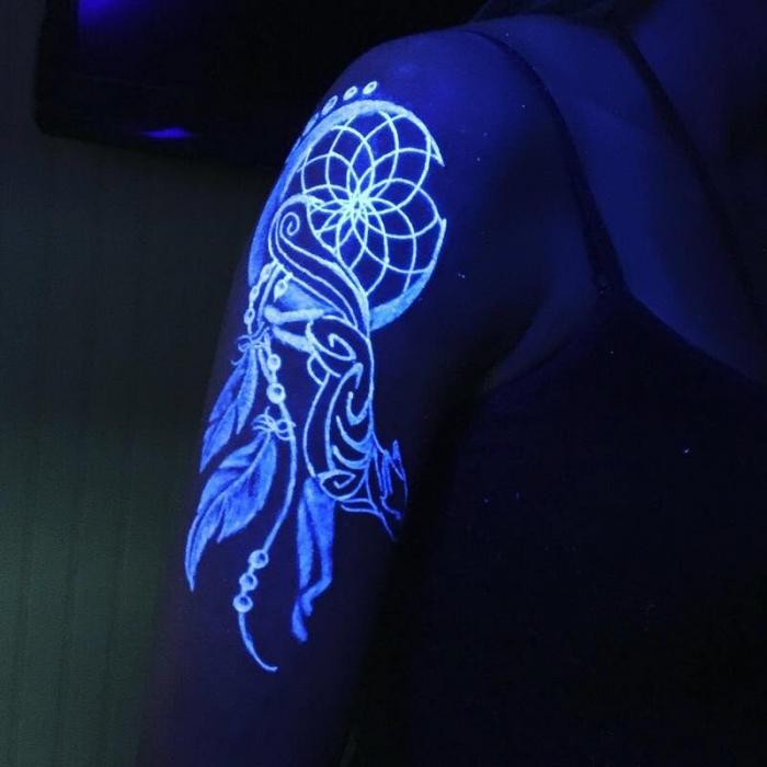 Татуировки, видимые только под УФ-светом (15 фото)