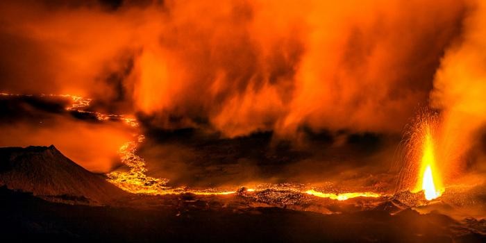 Вулкан Питон-де-ла-Фурнез во Франции: настоящие врата ада (11 фото)
