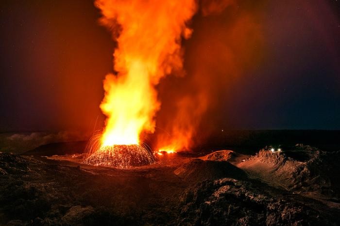 Вулкан Питон-де-ла-Фурнез во Франции: настоящие врата ада (11 фото)