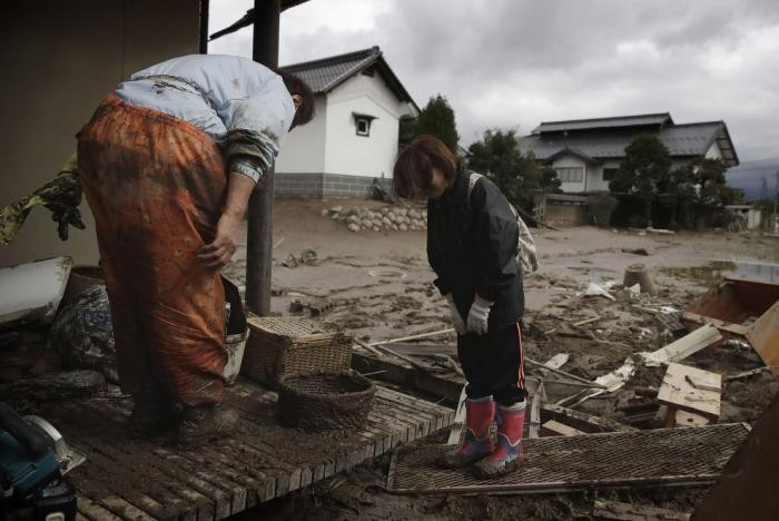 Последствия обрушившегося на Японию тайфуна «Хагибис»(17 фото)