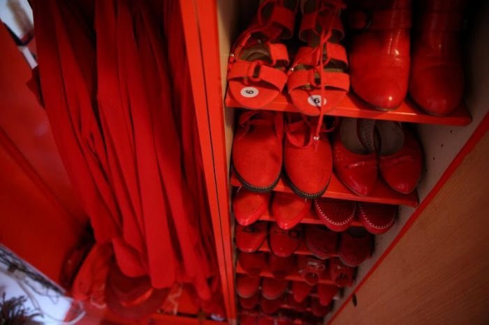 Боснийская учительница уже полвека помешана на красном (11 фото)