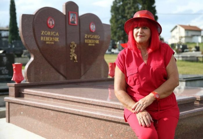 Боснийская учительница уже полвека помешана на красном (11 фото)