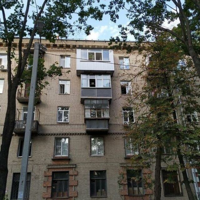 Безумные балконы, которых просто не должно существовать (15 фото)
