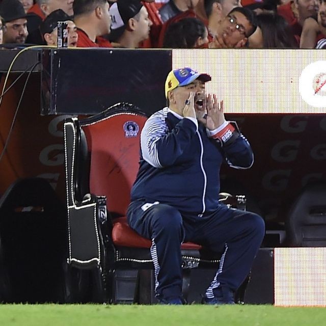 Диего Марадона показал, кто на стадионе "король" (2 фото)