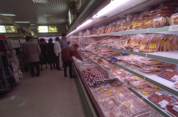 Жизнь в лихие 90-е: первые магазины, пустые прилавки (24 фото)