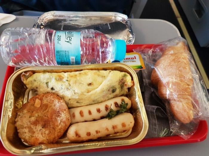 Не самая аппетитная еда в самолетах (10 фото)