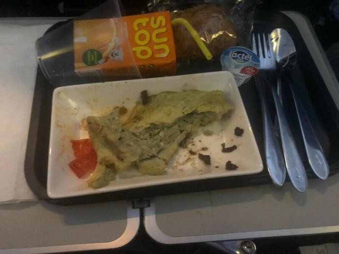 Не самая аппетитная еда в самолетах (10 фото)