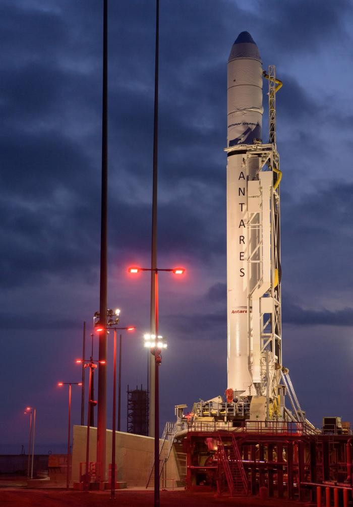 Старт американской ракеты Antares (15 фото)