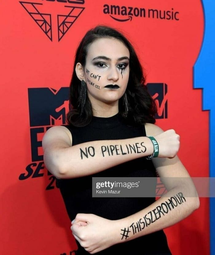Странные и позорные наряды знаменитостей на MTV EMA 2019 (18 фото)