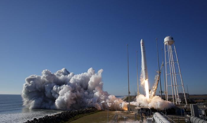 Старт американской ракеты Antares (15 фото)
