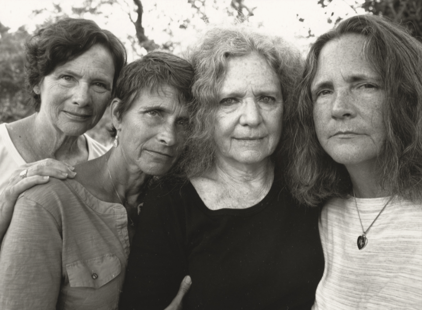 Скоротечность жизни: фотограф ежегодно снимал четырех сестер и показал, как они изменились за 40 лет (10 фото)