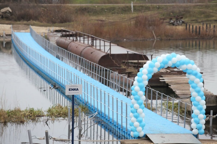 В селе открыли пластиковый мост, который на зиму уберут (4 фото)