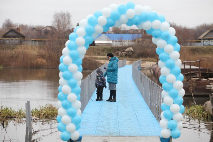 В селе открыли пластиковый мост, который на зиму уберут (4 фото)