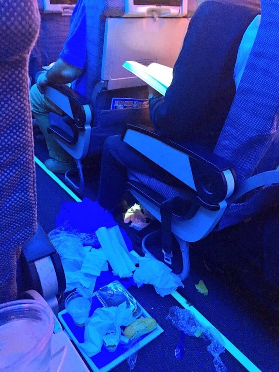 Попасть в один самолет с такими пассажирами - это настоящее наказание (15 фото)