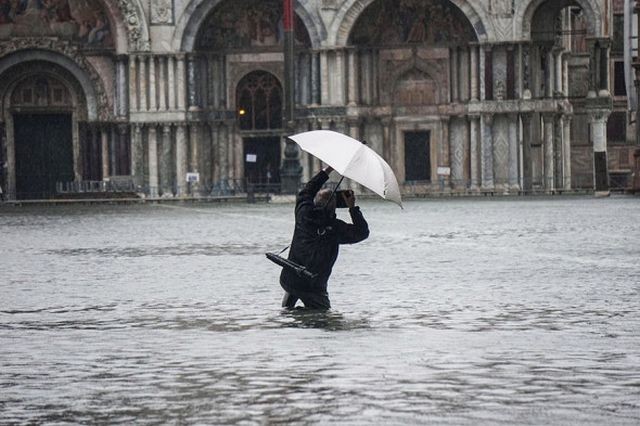 Венеция уходит под воду: затоплено более 80% города (16 фото)