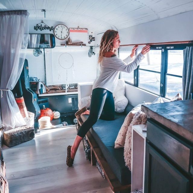 Семья из США переделала школьный автобус в дом мечты (17 фото)