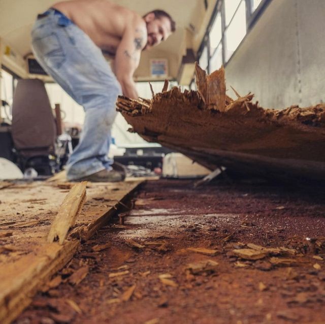 Семья из США переделала школьный автобус в дом мечты (17 фото)