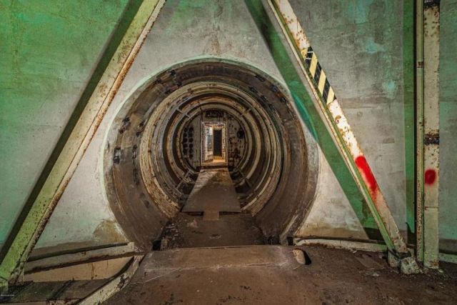 В США выставили на продажу подземный бункер со старой шахтой (10 фото)