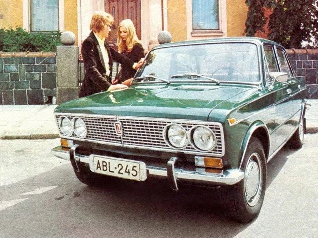 Рекламные плакаты с автомобилями из СССР (13 фото)