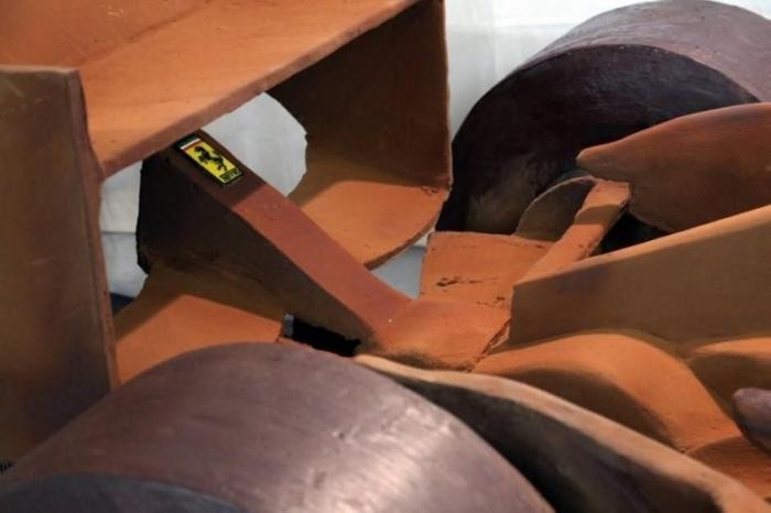 Полноразмерную копию болида Шумахера выполнили из шоколада (9 фото)