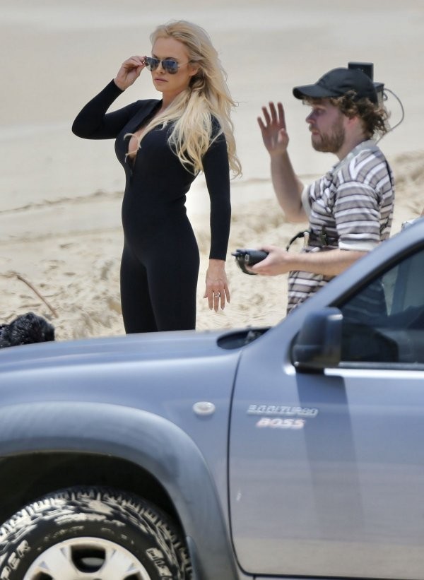 Памела Андерсон вернулась на пляж в облегающем гидрокостюме (30 фото)