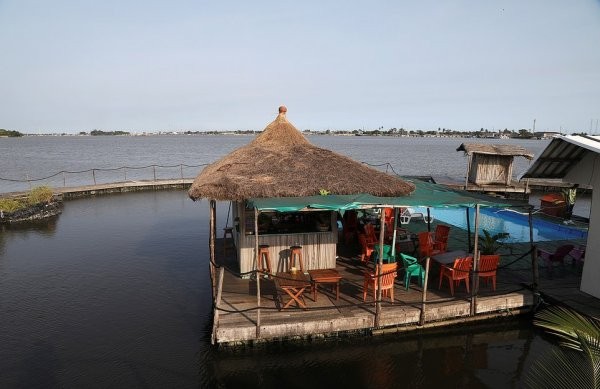 Поразительный курорт у берегов Кот-д'Ивуар (14 фото)