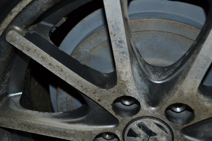 Черный налет на колесных дисках: как справиться с проблемой?(6 фото)