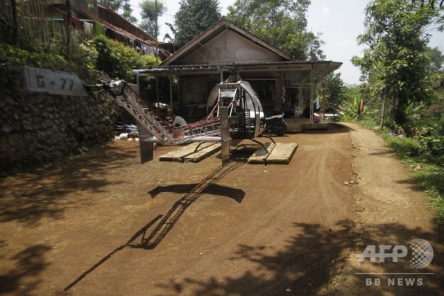 Индонезиец собрал собственный вертолет из мусора (9 фото)