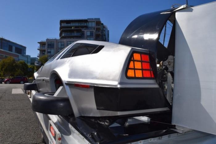 Судно на воздушной подушке, выглядит, как DeLorean DMC-12 (24 фото)