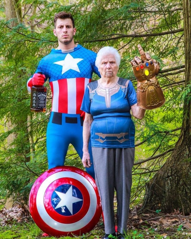 Бабушка с внуком фотографируются в безумных нарядах (20 фото)